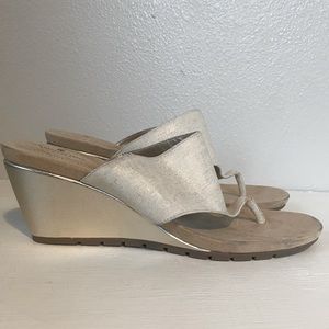 BANDOLINO Sarita Metallic Thong Slip-On Wedge Sandals Heels Shoes Size 9M